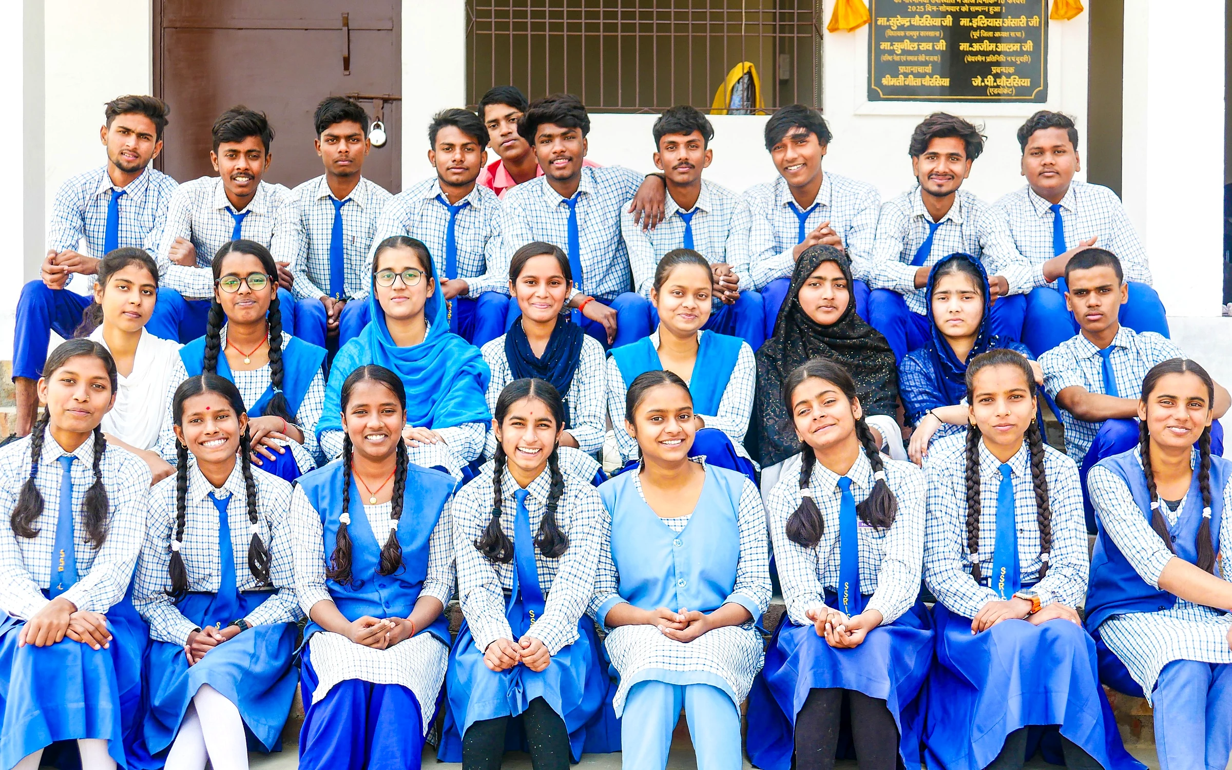 A large group of Shri Sitaram students and educators
